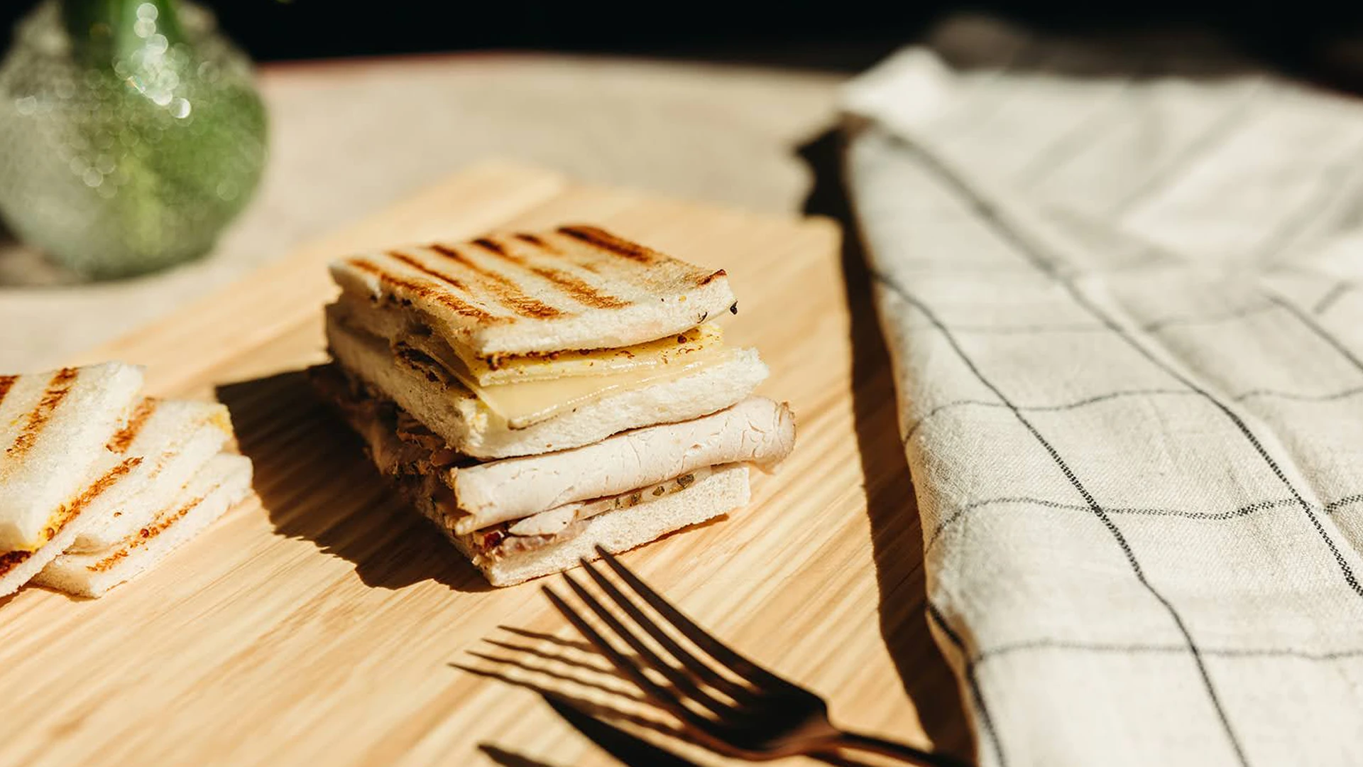 bandeja de sándwiches de pastrami ibérico y mozzarella trufada en evento