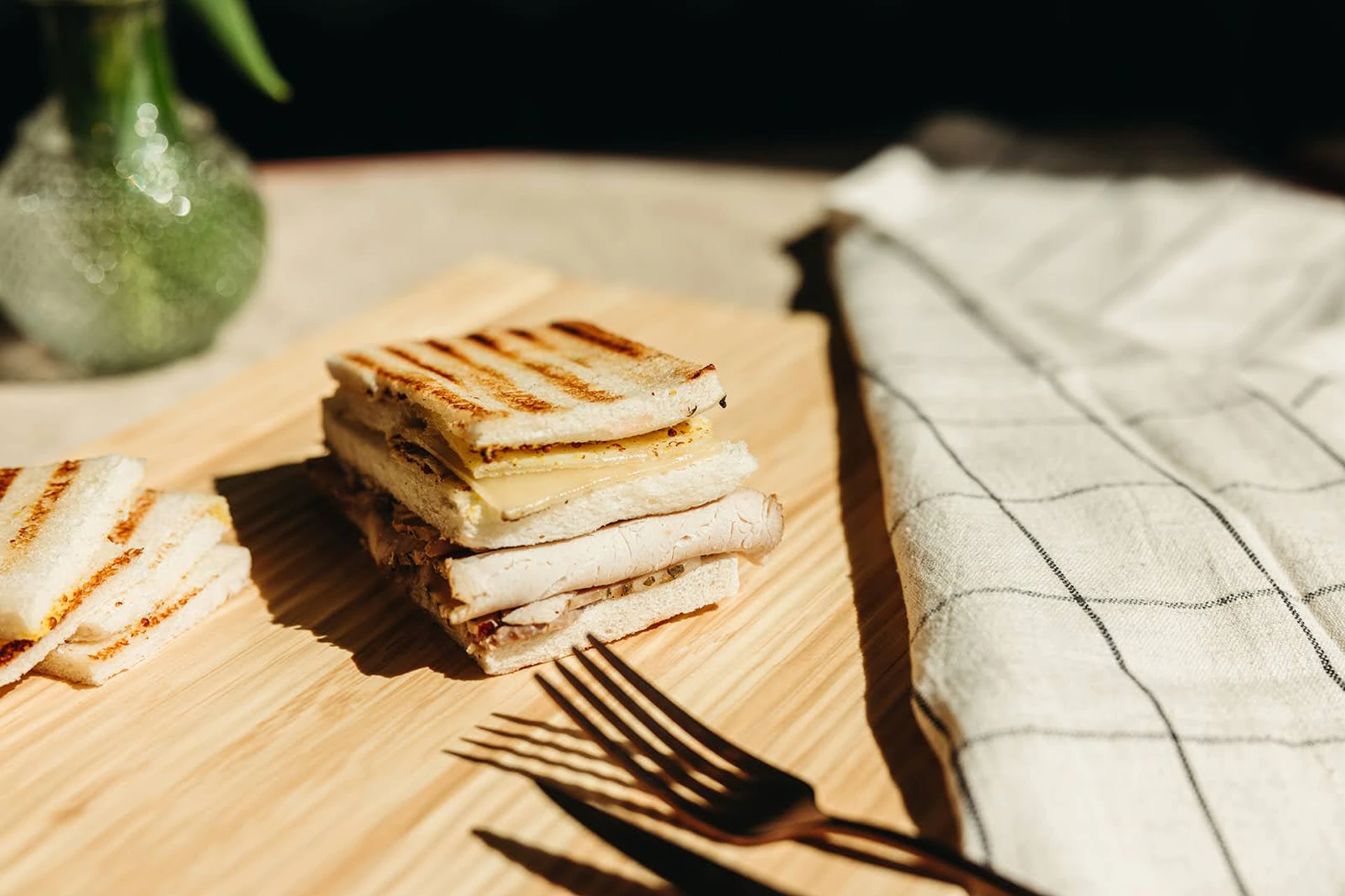 sándwich gourmet de pastrami de lomo con mozzarella trufada en pan artesanal