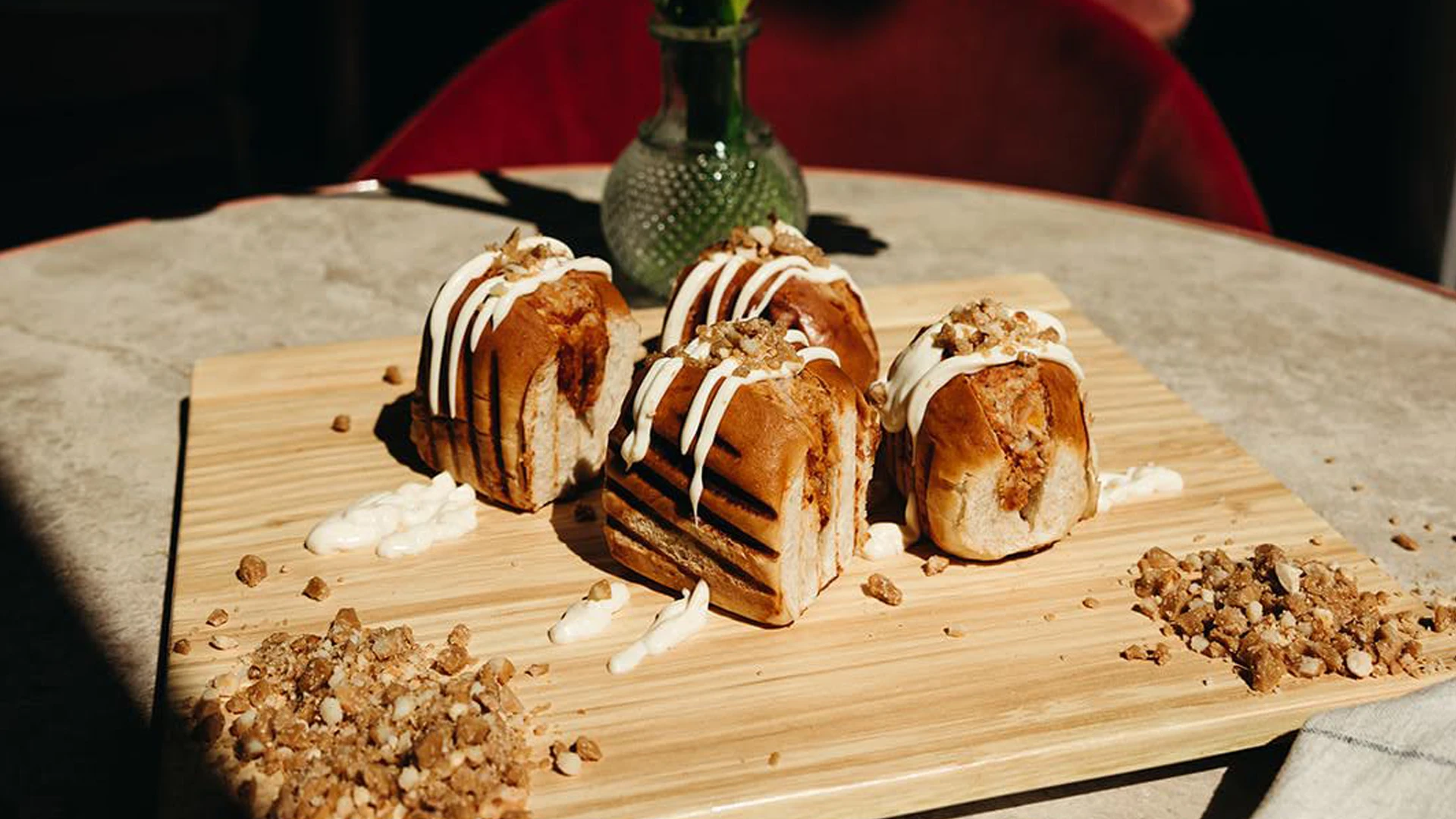 sándwich gourmet de pastrami ibérico y mozzarella trufada en mesa de evento